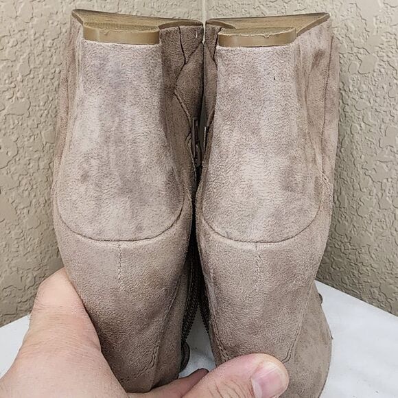 Report- Women’s Tan Poet Shearling Lined Lace-up Size Zip Booties, Size 7 - Picture 12 of 13